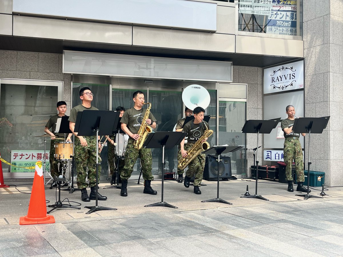 iwate_pco's tweet image. 7月19日㈯🎷#第9師団 #音楽隊 🎺が盛岡駅滝の広場で13・14・15時から20分ずつ計3回アンサンブルコンサートをやります🎵(画像は去年の #岩手地本 #サテライトブース 前での演奏🎶)