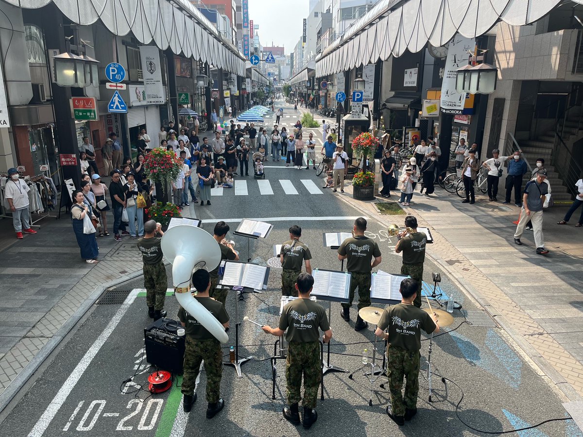iwate_pco's tweet image. 7月19日㈯🎷#第9師団 #音楽隊 🎺が盛岡駅滝の広場で13・14・15時から20分ずつ計3回アンサンブルコンサートをやります🎵(画像は去年の #岩手地本 #サテライトブース 前での演奏🎶)