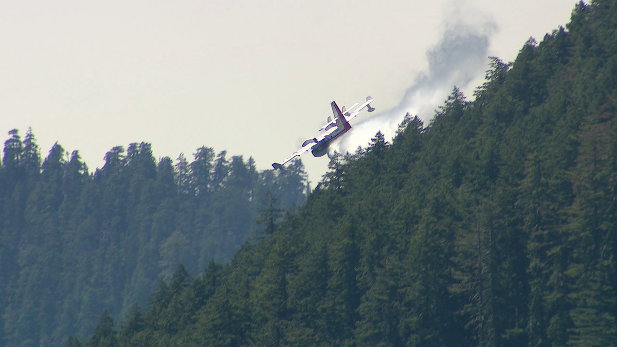 JSimmonsTVNews's tweet image. The Bear Gulch Fire in Olympic National Forest is being fought by air. Planes are dipping into Lake Cushman, alongside some boaters who are enjoying the nice weather on the lake. @ChrisDaniels_TV reports for @KOMONews tonight. @OlympicForest -