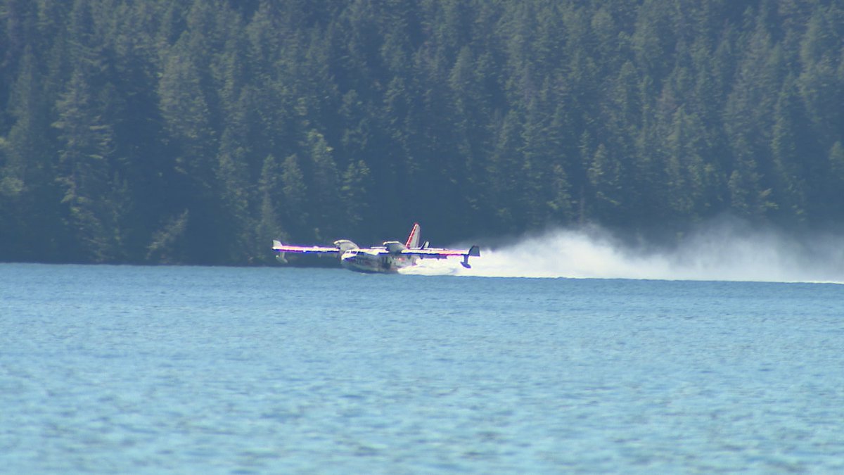 JSimmonsTVNews's tweet image. The Bear Gulch Fire in Olympic National Forest is being fought by air. Planes are dipping into Lake Cushman, alongside some boaters who are enjoying the nice weather on the lake. @ChrisDaniels_TV reports for @KOMONews tonight. @OlympicForest -