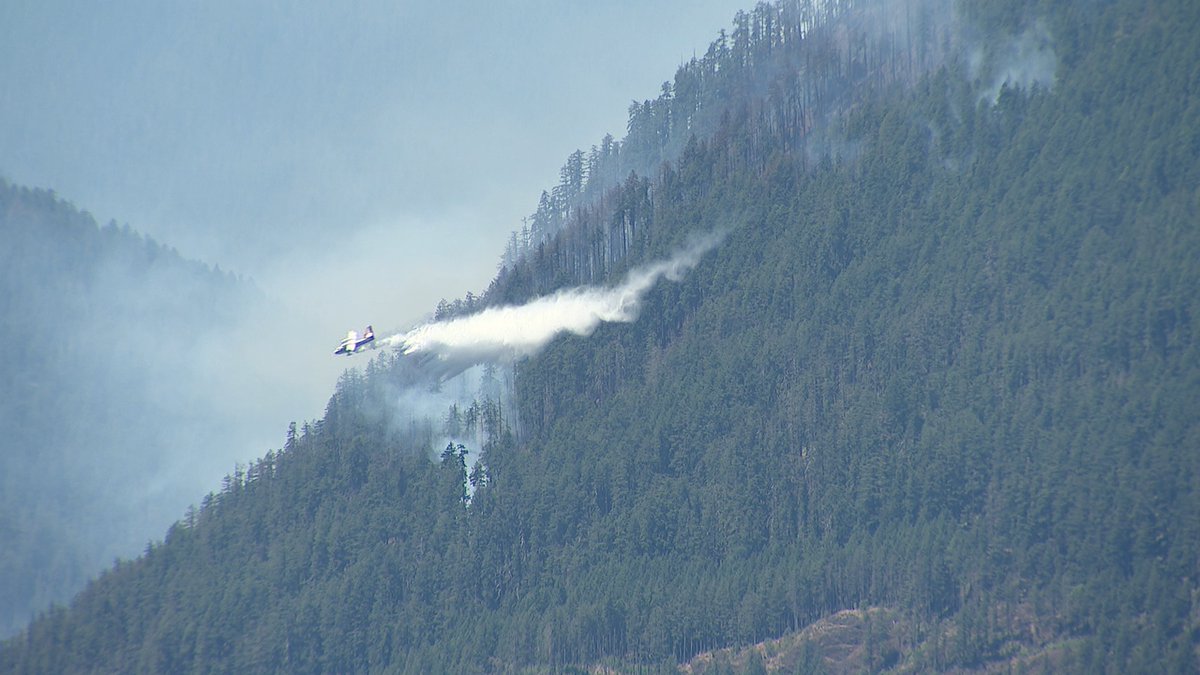 JSimmonsTVNews's tweet image. The Bear Gulch Fire in Olympic National Forest is being fought by air. Planes are dipping into Lake Cushman, alongside some boaters who are enjoying the nice weather on the lake. @ChrisDaniels_TV reports for @KOMONews tonight. @OlympicForest -