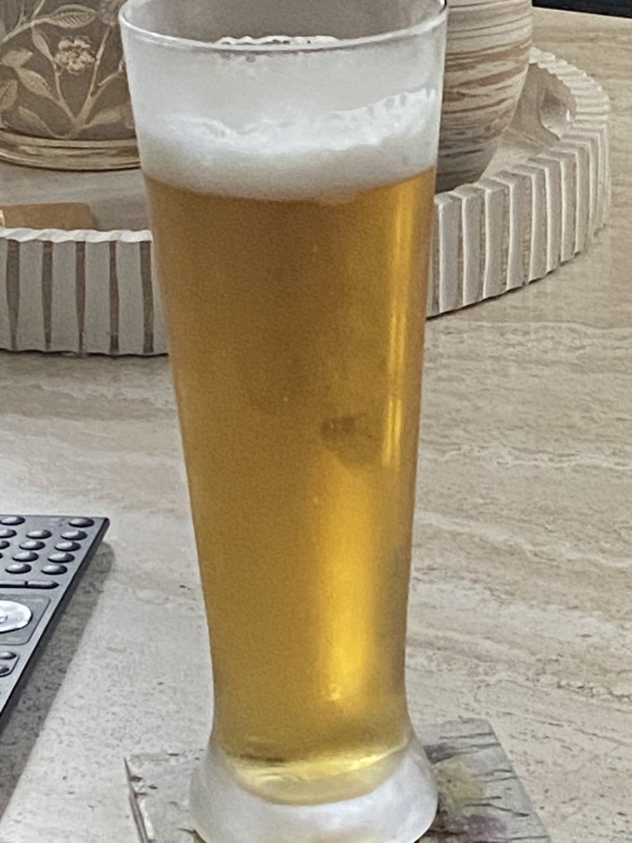Justin87925317's tweet photo. Good evening world. Some very important news for the masses. It happened out of the blue or should I say out of the Canadian🍻🇨🇦😂boom 💥 boom💥 Yes sir the beer clock has struck its+30c out and it came calling🥰🍻. May you all have a beautiful blessed evening 🥰#cheersworld https://t.co/2AUAoBBwwu