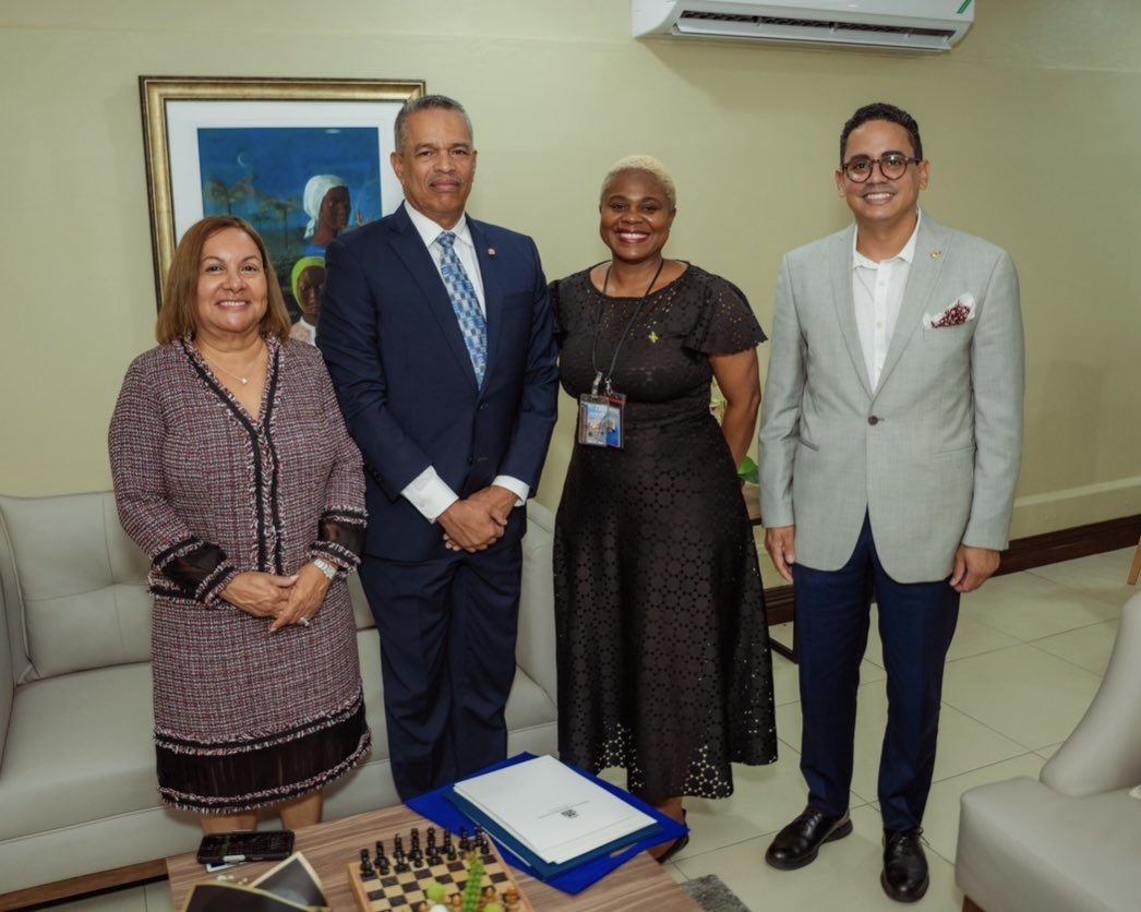 MDuran9999's tweet photo. 🇩🇴 Embajador Designado es Recibido en Jamaica 🇯🇲
El Excmo. Sr. Manuel A. Durán Pilarte y su esposa, Sra. Clara Reyes, fueron recibidos en el Aeropuerto de Kingston por el Ministro Consejero Miguel Balaguer y la oficial de protocolo Onome Sido.
Inicia misión con compromiso de fortalecer los lazos 🇩🇴🤝🇯🇲
#DiplomaciaRD #EmbajadorDurán