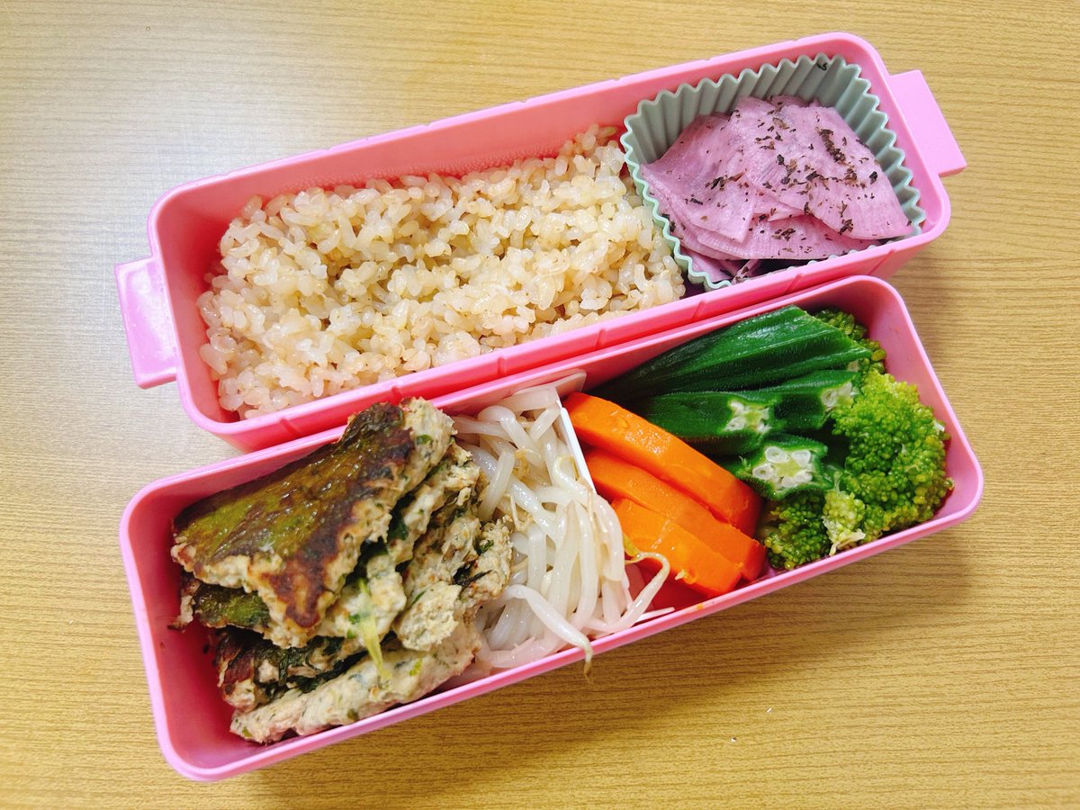 asakogohan's tweet photo. 鯖をミンチにしてネギと生姜を混ぜて大葉を巻いて焼いた、鯖のハンバーグのようなつくねのような何かのお弁当
#お弁当 #お弁当記録 https://t.co/VirYFjpa2Q