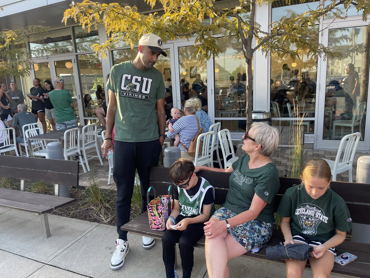 csu_basketball's tweet image. We’re here at @MitchellsCleve in Strongsville! @CSU_President is here with us!
We’re here until 8:00, come on out from some ice cream!
#BUILD | #GoVikes