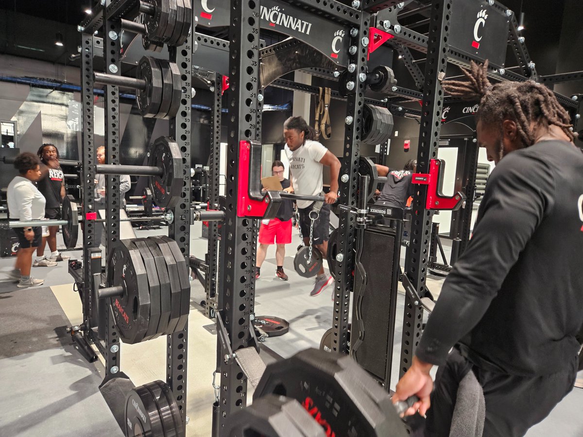 Ohio's legendary football Coach Woody Hayes (Denison University, Miami University OH, Ohio State) stated that one should be able to tell who the school's football players on campus are by the size of their necks.
Here's Coach Robo Williams coaching the neck zone. Obviously,