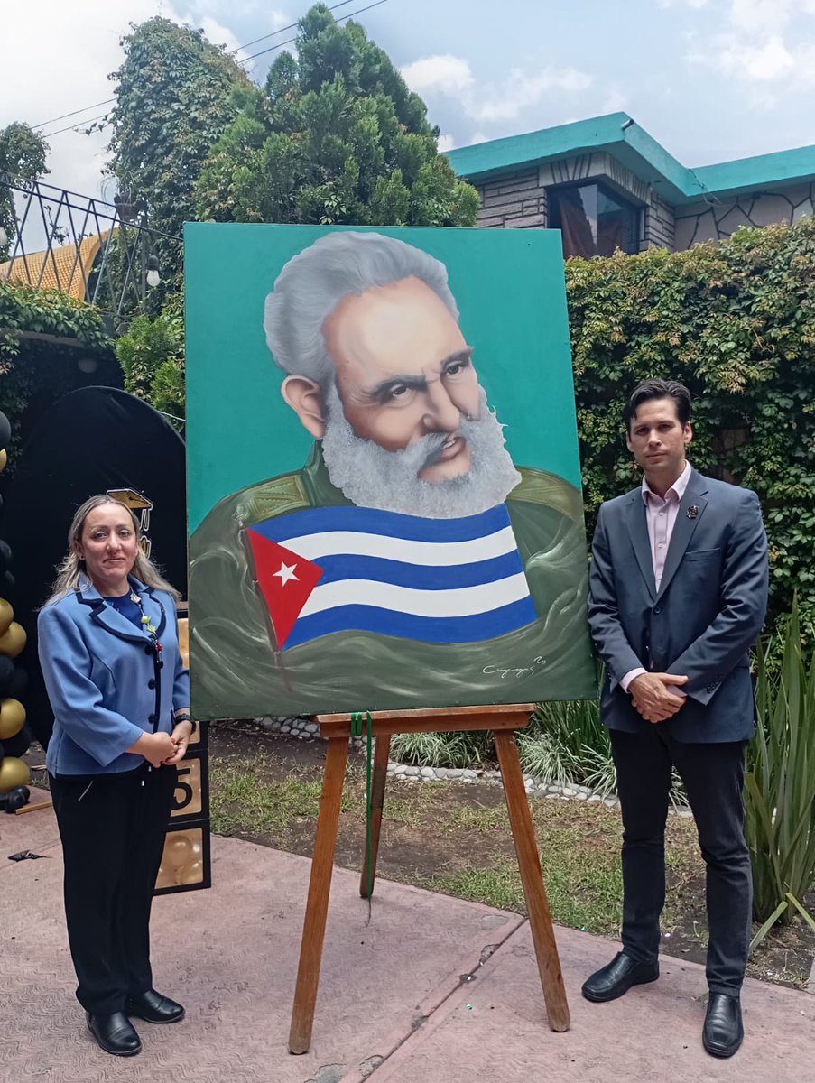 OnesisBP's tweet image. Representamos a @EmbaCuMex en la Graduación No. 13 de la Escuela 🇲🇽 Preparatoria 296 "Fidel Castro Ruz", maestros y alumnos evocaron el pensamiento del líder histórico de la #RevoluciónCubana y condenaron Bloqueo de Gob. EE.UU. contra 🇨🇺 #FidelVive