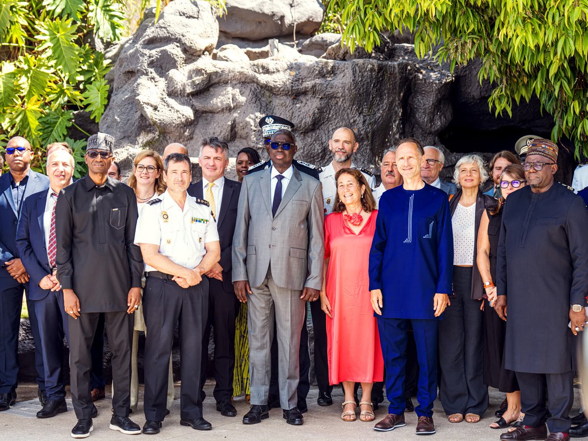 J’ai présidé ce 8 juillet à Dakar le 2e Comité de pilotage du POC 2. Ce partenariat stratégique avec l’Union européenne renforce nos capacités à lutter contre les trafics, sécuriser nos frontières et mieux protéger les migrants. Une réponse globale, humaine et souveraine.

#POC2