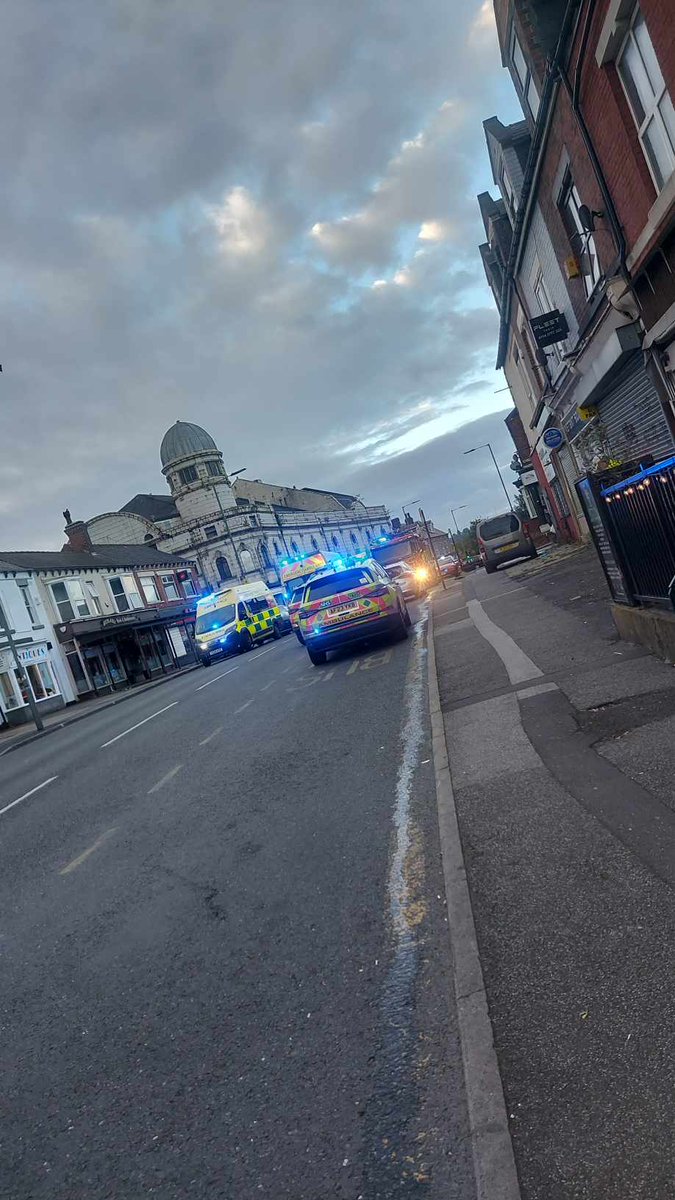 🚨 BREAKING: Emergency services have closed Abbeydale Road after a house fire tonight. Multiple vehicles on scene – reports suggest a possible casualty.

Avoid the area. More updates to follow.
#Sheffield #AbbeydaleRoad #BreakingNews