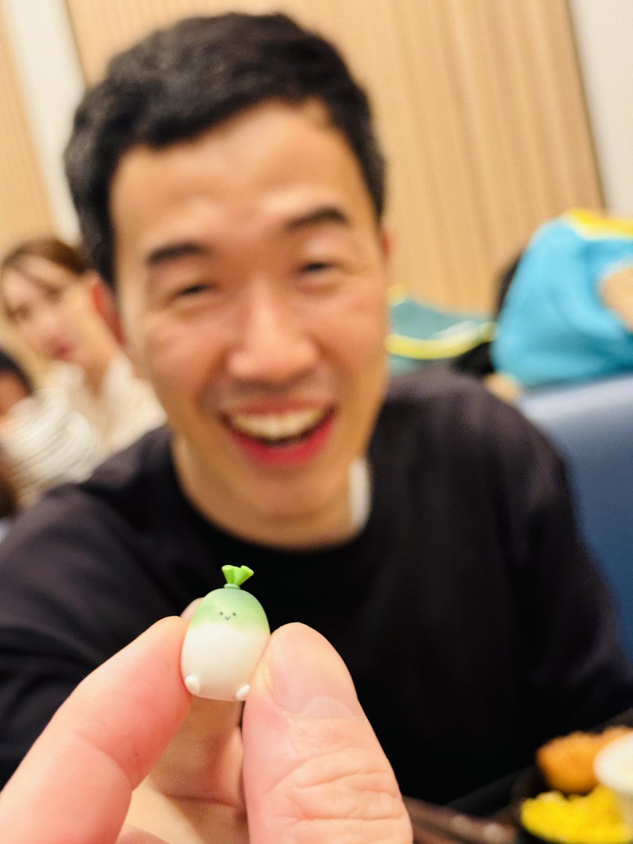 harikenjp's tweet photo. 🎞️デザフェスの思い出🎞️
先述のレゴストアのあと、
フードコートで不意の再会💥
#デザフェス 出展のために来日していた、韓国&台湾のアーティスト仲間、そのご家族や友人たちと。
レゴストアに寄るためだけに途中下車したこの場所で、
全く予想していなかった再会に驚いたし、嬉しかった。
一人で食事していたら、一緒にと誘ってくれたので、少しばかりみんなと過ごした。
食事後、仲間の一人が『プリクラを撮りたい!』と言うので、ゲームコーナーを探して連れていく。
みんな初めてだったようで、僕も慣れないながらに(😹)説明したりして。
大人数なのに、間違えて2人用押してしまってごめんなさい🧎💬
グリーンバックは、見事に僕の緑をないものにしてくれました🫥勝手に美女補正(❓)されてしまう機能のおかげで、とんでもないキラキラ顔のみんなになったね(笑)。思い出🙂↕️
仲間の一人がレゴストアに行きたいとのことで、そちらへも再訪。みんながミニフィグを真剣に組み立て始めたので(笑)、おすすめの珍しいパーツをおすすめしたりしつつ...お土産にと、プレゼント。
僕にとって、大人数でのこんな時間はなかなかないから、貴重な時間となりました。出会って10年くらい経ったかな❓
あちこちの国で良くしてくれた韓国アーティストのMINJI @o_kimmongni 、台湾アーティストのStrike @strike126 はじめ、
皆さまの優しさに...ありがとう🤟🦁🍏
はじめましてのDaoni @hr_daoni 、
かわいらしくて素敵な作品。
優しいプレゼントも、ありがとう🙂↕️♻️
僕は本音でしか人と付き合えないから、
海外のあちこちで僕を受け入れたくれたみんなに感謝してるよ。おもてなしの気持ちも、海外で学んだ気がします。
Welcome to Tokyo...
またどこかで再会しよう🤝✨
—
#HARIKEN #Greenboy
#CharcterBrand #GRINTOYS
#StayGreen #RookieSpirit
#デザフェス61 #デザインフェスタ61
#デザフェス #デザインフェスタ
#玩具人生