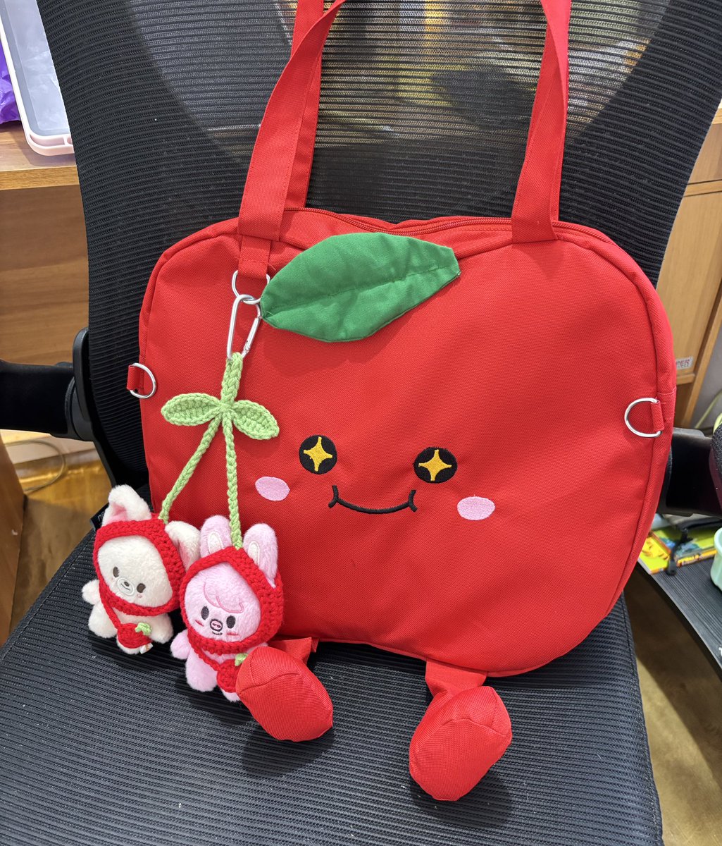 binnietaa's tweet image. Abis beli gantungan skzoo, tas ku makin lucuuuu 🍎