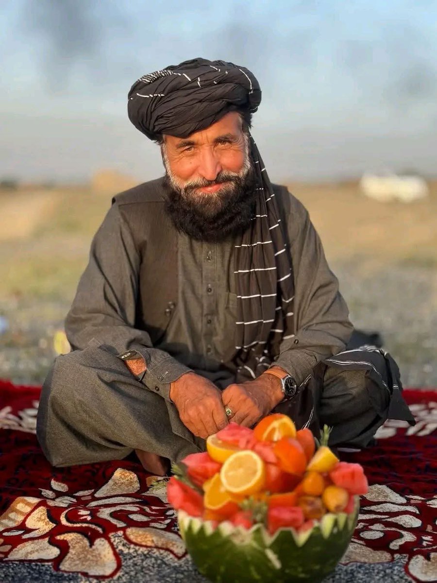 Stanikzai03Nds's tweet photo. زمونږ پیر صیب حد پری کړی ❤️

ګوندې وي چې په نغمو کې دې په کار شم
که بې تاره وې سِتاره چې دې تار شم
 
دعاګانې راپسې دي هسې نه چې
په پاخه عمر د خامې جلکۍ یار شم
 
د پُنبې د فابریکې یو یو تار وایي
د ظالم دې نه پټکی او نه چلتار شم
 
بیماران که د آنارو په ارمان دي
زه دې ستا په آناري موسکا بیمار شم
 
لکه دوې غبرګې سندرې سره ګډې
کاشکې داسې غاړه وتی له نګار شم
 
ما مې سره اوښان په شنو ورېښمو بار دي
دمه ګیر به هم د شنو بنګړو په ښار شم
 
خدایه تږو ته مې ته اوبه اوبه کړې
سړیچنو ته دې ښه تازه انګار شم
 
د کاروان غزله میره د لنډیو
یوې ښکلې وې چې زه به یکه زار شم

حاجی صیب پیرمحمد کاروان 
#Afghanistan ❤️🇦🇫❤️