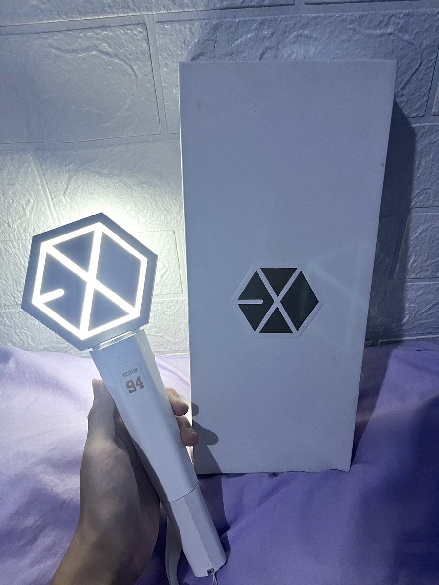 For sale lightstick ver 2 dan ver 3 , 
cuma dipake sekali pas konser exo .
For price bisa dm ya🌝
#lightstickexo #EXO #fyp