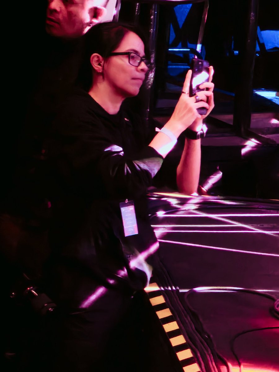 Una hermosa <a href="/kikamx_/">Kika 🌈🍣🎬</a> trabajando, gracias por volver a traer a una de mis bandas favoritas en la vida