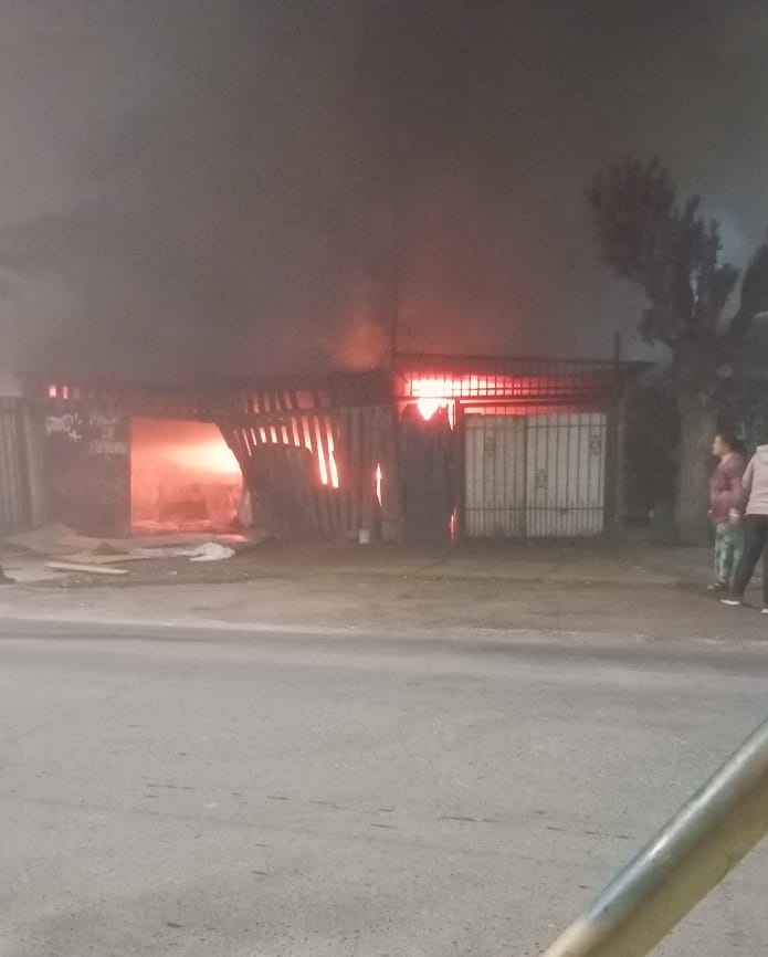 Bayron López (@bayron_lopez01) on Twitter photo !!AHORA!! Bomberos #Santiago declara 2da alarma de incendio por fuego en casas con peligro de propagación en Arturo Prat y calle 5 comuna de #Renca <a href="/Bomba_Decima/">Bomba España CBS</a> <a href="/Pabl0Manzanares/">EMERGENCIAS CHILE.</a> <a href="/reddeemergencia/">Red de Emergencia ONG</a> !!AHORA!! Bomberos #Santiago declara 2da alarma de incendio por fuego en casas con peligro de propagación en Arturo Prat y calle 5 comuna de #Renca <a href="/Bomba_Decima/">Bomba España CBS</a> <a href="/Pabl0Manzanares/">EMERGENCIAS CHILE.</a> <a href="/reddeemergencia/">Red de Emergencia ONG</a>