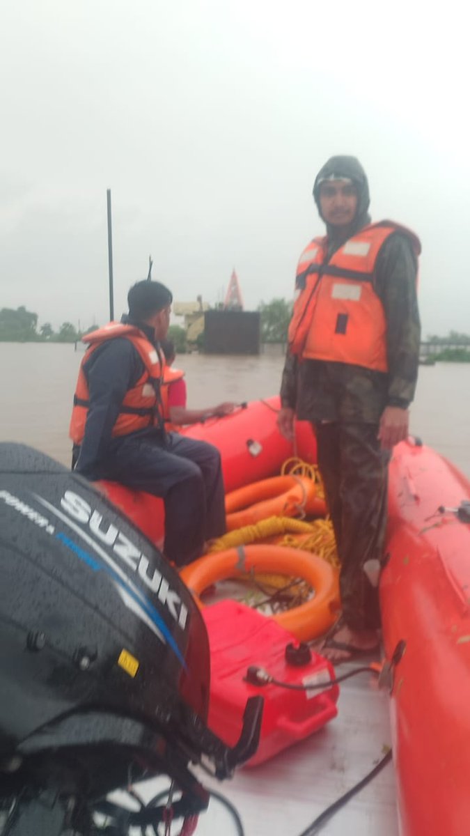 ProshuncTOI's tweet image. Rescue operation by @ngpnmc fire department underway near Narsala crematorium after people got stranded in floodwaters. #nagpurrains
#NagpurFlooding @TOI_Nagpur
@nmccommissioner @IMDWeather