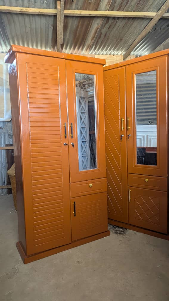 Haya muda wa kuacha kutumia box kuweka nguo
What us 0755036868 LOC mabibo sahara dareslaam