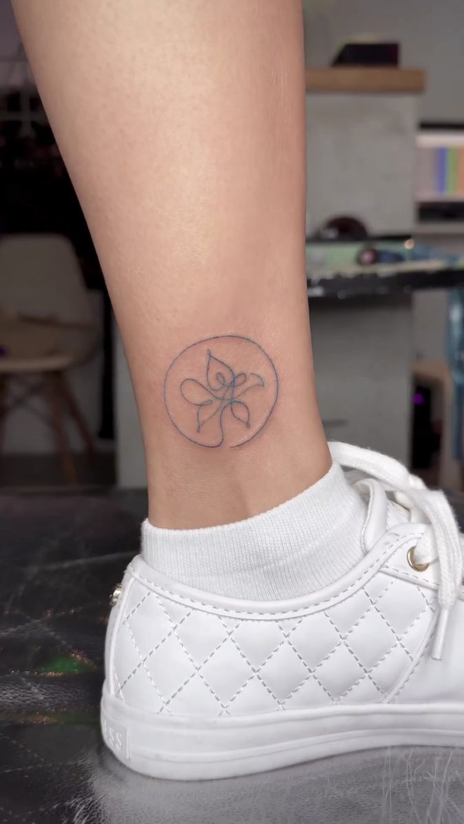 500daysofysa's tweet photo. 00:00 (Zero O'Clock) — a reminder for myself during bad days

Birth flower (inspired by JK) — Chrysanthemum for November

Smeraldo — Love Yourself series

Photos when I got them last January 2023 💜

Planning to get a 7 tattoo, maybe next year... https://t.co/RNYc4tveiZ