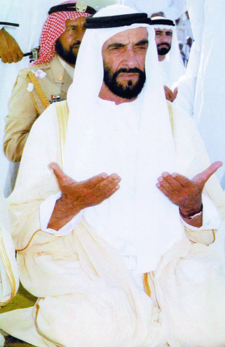 F_Alsalama's tweet image. اللهم ارحم حكمنا وغفرلهم اللهم إحفظ خليجنا العربي من كل مكروه وإحفظ حكام الخليج العربي يا أرحم الراحمين ..
#زايد_الخير ؛رحمة الله عليه رجل التواضع والحكمه والسلام ، لن يكرره الزمن.كان يجلس مع رعيته يحادثهم ويضحك معهم ..
" جعل اللي ربوك باالجنه قمة ( التواضع ) بوخالد ولد زايد…