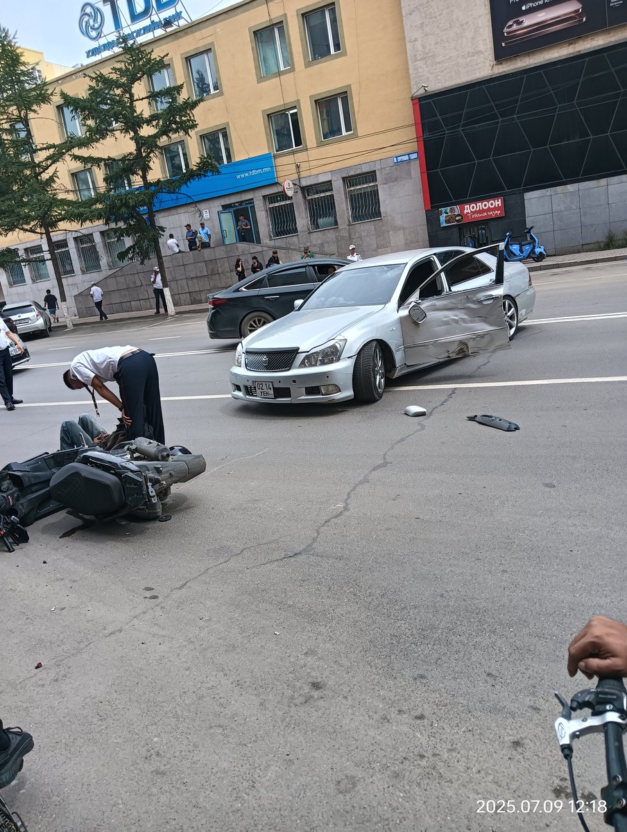 4-р дэлгүүр буудалд,яанаа энэ хүүхэд🙏хоёр зураас давж эргээд