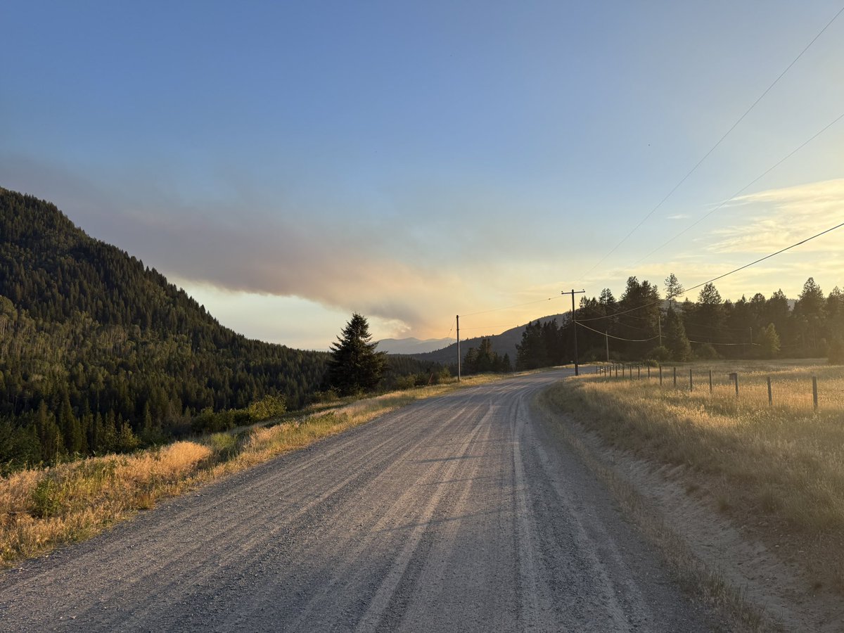 learnsw7ft's tweet image. Northport fire #hope #wildfire picture taken from Canada is border