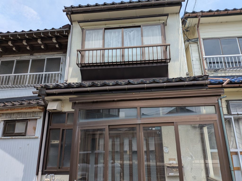 uozu_city's tweet image. 【100円空き家バンク】
<物件紹介>
場所:魚津市諏訪町地内
家屋概要:昭和41年築 木造2階建て住宅
募集締切:8月8日(金) 先着6組
内覧会:8月下旬開催予定
詳しくはこちら👇
uozu-akiya.jp/what-is-100yen/
#魚津 #100円空き家