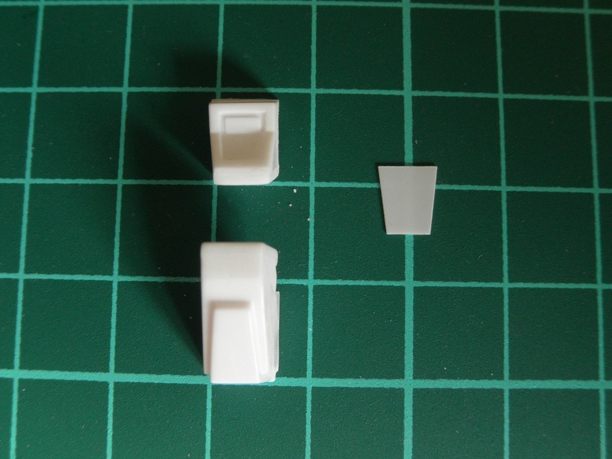 zeriberyuko's tweet image. 旧キット1/144 ガンダムGP01製作記7！フンドシ形状変更。少々上下に短いので分割してそれぞれ1.2mmプラ板延長、本来ある段落ちモールドがなくすっきり形状なので薄手プラ板を間に挟んで接着してモールドを作りました。スカート周りは入念に作り込むよ！
#ガンプラ #旧キット #ガンダム0083