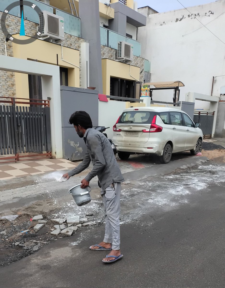 surendranagarmc's tweet photo. મહાનગરપાલિકાના વોર્ડ નં. 4 માં સફેદ ચૂનાના પાવડરના નામથી જાણીતા CaCo3નો છંટકાવ કરવામાં આવ્યો @CollectorSRN @CMOGuj @Info_SNagar_GoG #snmcupdates #Caco3 #Cleansurendranagar https://t.co/wjLfPIZkFf