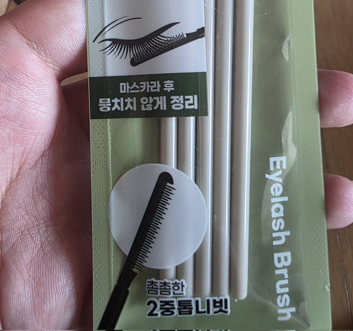 ❣️다이소추천템❣️
혼자 알기 아까운 아이템이라
인형 털 정리 빗으로 다이소 2중 톱니빗 추천드립니다

제작된 인형의 봉제면을 보면 털이 안쪽으로 말려들어가서 끼어있는경우가 있습니다 자수 주변도 마찬가지
이 부분을 2중톱니빗으르 빗어주면
쉽게 봉제선이 사라집니다
타래영상참조