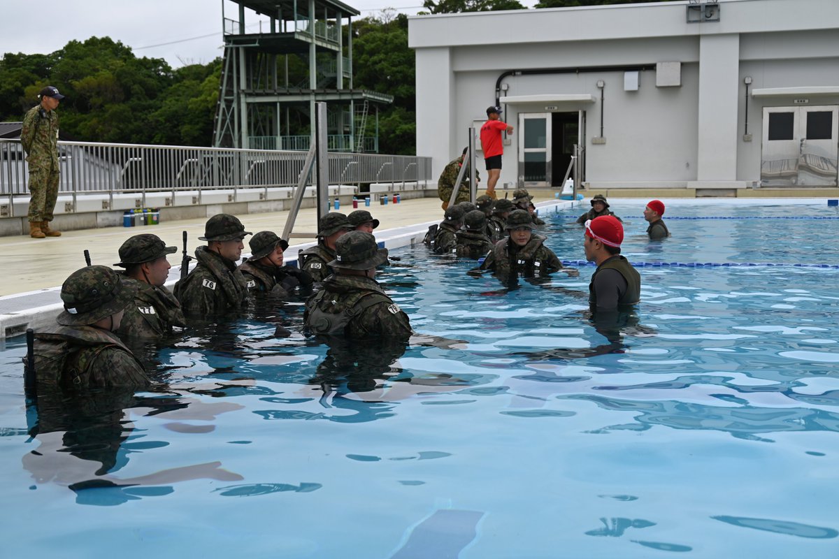 jgsdf_gcc_ardb's tweet image. 【艇長・洋上潜入課程② 】
#水陸機動教育隊 は艇長・洋上潜入課程を実施中です。写真は、洋上潜入課程における洋上斥候泳法の様子です。隠密な泳ぎ方を繰り返し行い、洋上斥候員として必要な泳力及び泳法を演練しました。
#水陸機動団 #相浦駐屯地 #自衛隊 #艇長 #洋上
