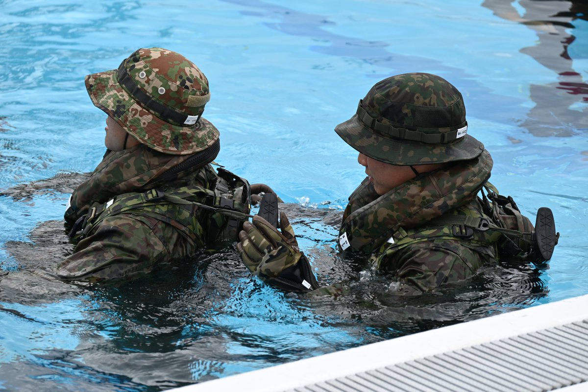 jgsdf_gcc_ardb's tweet image. 【艇長・洋上潜入課程② 】
#水陸機動教育隊 は艇長・洋上潜入課程を実施中です。写真は、洋上潜入課程における洋上斥候泳法の様子です。隠密な泳ぎ方を繰り返し行い、洋上斥候員として必要な泳力及び泳法を演練しました。
#水陸機動団 #相浦駐屯地 #自衛隊 #艇長 #洋上