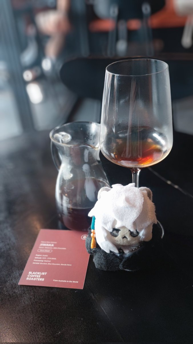 Sarasenia92's tweet image. When I was at Bali, I visited this cafe called Blacklist, and it was the first time I drank V60 coffee with WINE GLASS....what an experience 🤣
