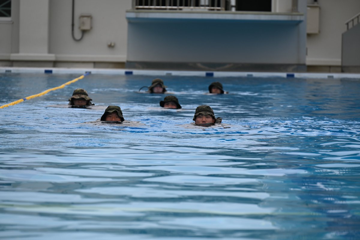 jgsdf_gcc_ardb's tweet image. 【艇長・洋上潜入課程② 】
#水陸機動教育隊 は艇長・洋上潜入課程を実施中です。写真は、洋上潜入課程における洋上斥候泳法の様子です。隠密な泳ぎ方を繰り返し行い、洋上斥候員として必要な泳力及び泳法を演練しました。
#水陸機動団 #相浦駐屯地 #自衛隊 #艇長 #洋上