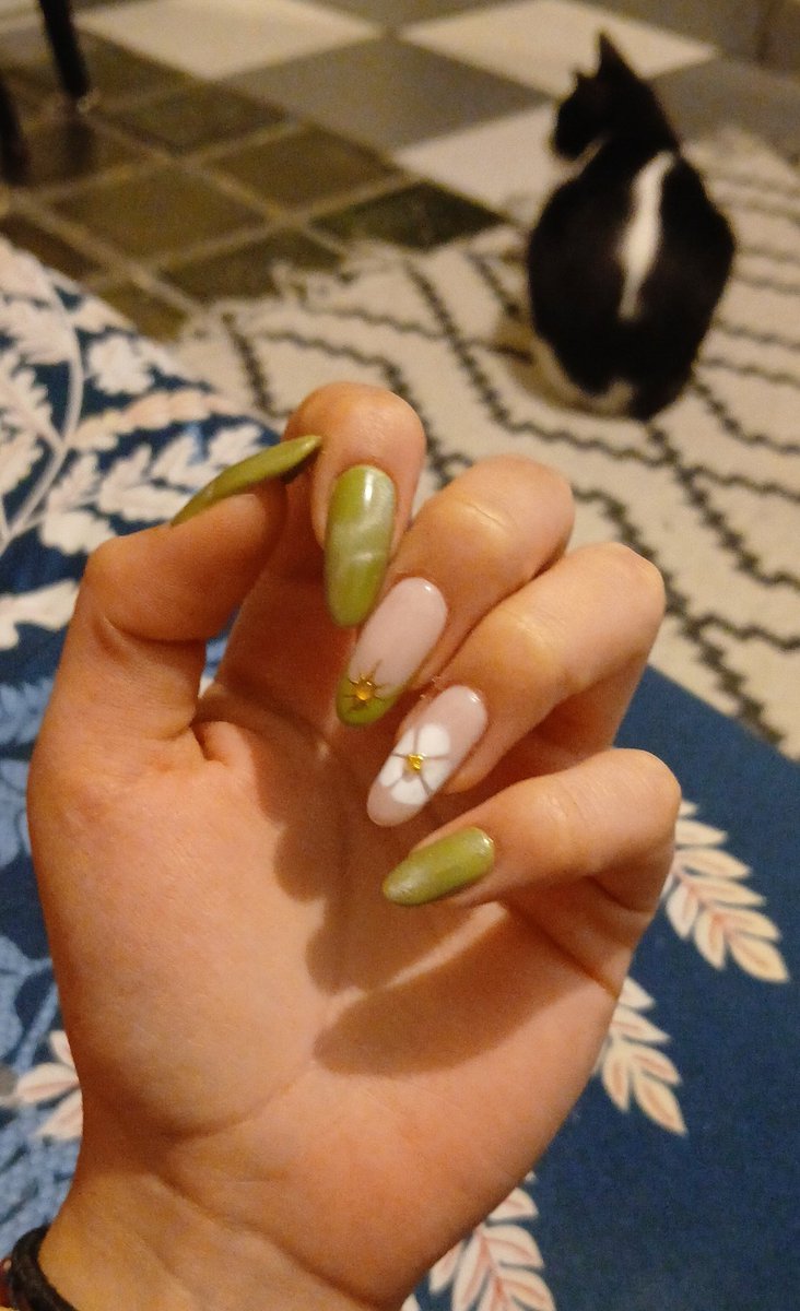 auronhope's tweet photo. Soy demasiado fan de mis uñas 😍😍😍

Miren a mi gata en el fondo 🫶 https://t.co/P3HdNjWASp