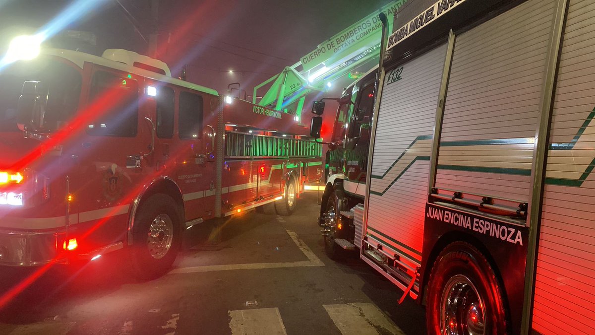 Cuerpo de Bomberos de Santiago (@cbsantiago) on Twitter photo 🔴 AHORA: más imágenes con la labor del Cuerpo de Bomberos de Santiago, que responde con Voluntarios y máquinas de 13 Compañías ante 2ª Alarma de #incendio que afecta a casas en Arturo Prat y Calle 5, en la comuna de #Renca.
<a href="/Comandantecbs/">Comandantecbs</a>
<a href="/Muni_Renca/">Municipalidad Renca</a> 🔴 AHORA: más imágenes con la labor del Cuerpo de Bomberos de Santiago, que responde con Voluntarios y máquinas de 13 Compañías ante 2ª Alarma de #incendio que afecta a casas en Arturo Prat y Calle 5, en la comuna de #Renca.
<a href="/Comandantecbs/">Comandantecbs</a>
<a href="/Muni_Renca/">Municipalidad Renca</a>