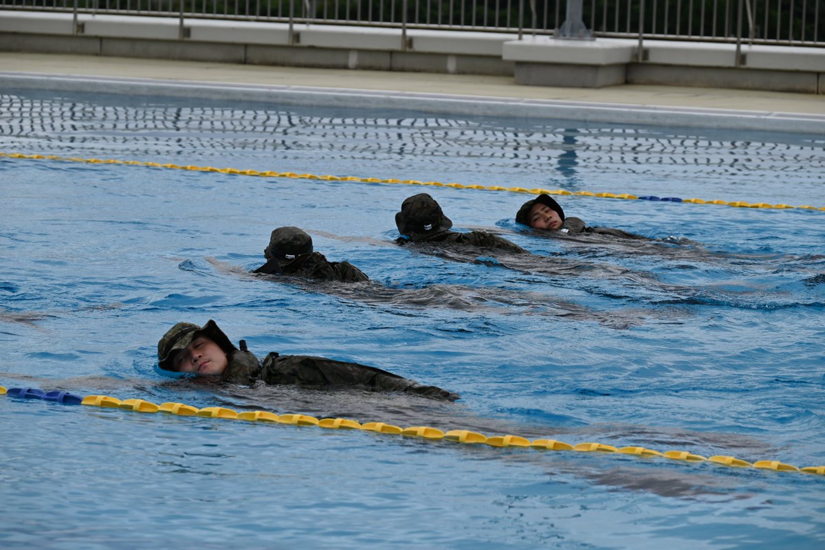 jgsdf_gcc_ardb's tweet image. 【艇長・洋上潜入課程② 】
#水陸機動教育隊 は艇長・洋上潜入課程を実施中です。写真は、洋上潜入課程における洋上斥候泳法の様子です。隠密な泳ぎ方を繰り返し行い、洋上斥候員として必要な泳力及び泳法を演練しました。
#水陸機動団 #相浦駐屯地 #自衛隊 #艇長 #洋上