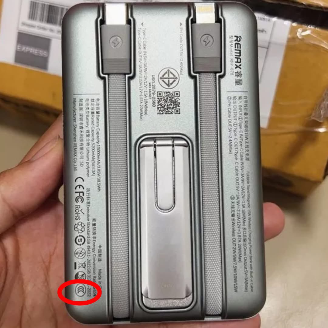 ✈️พก Power bank ขึ้นเครื่อง บินไปจีน ต้องมีสัญลักษณ์ ccc ถ้าไม่มีโดนยึด รู้ยัง!!

ในยุคที่สมาร์ตโฟนและอุปกรณ์พกพากลายเป็นส่วนสำคัญของชีวิตประจำวัน พาวเวอร์แบงค์ หรือแบตเตอรี่สำรอง จึงกลายเป็นของที่แทบทุกคนต้องมีติดตัว โดยเฉพาะเมื่อต้องเดินทางไกลหรือเดินทางไปต่างประเทศ