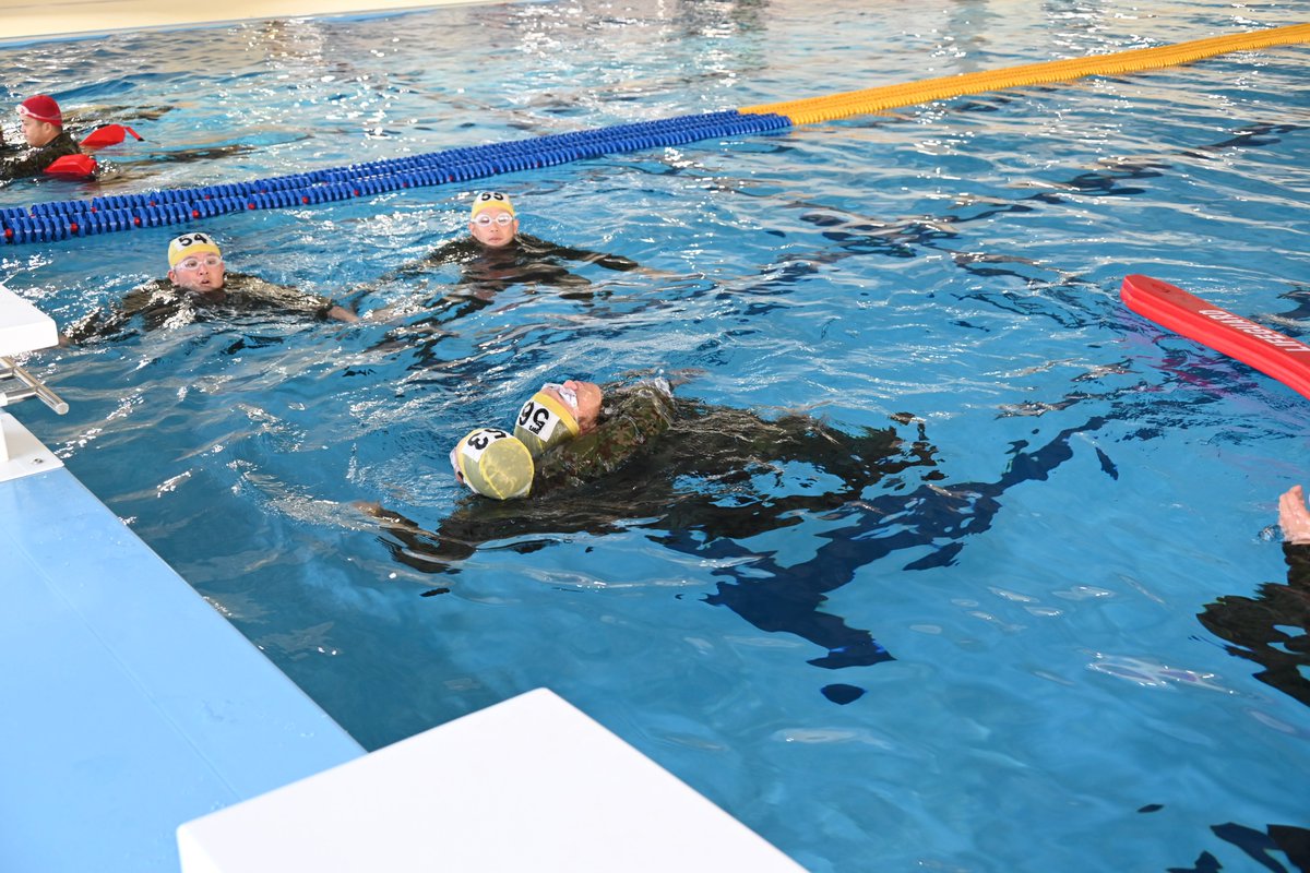 jgsdf_gcc_ardb's tweet image. 【艇長・洋上潜入課程③ 】
#水陸機動教育隊 は艇長・洋上潜入課程を実施中です。写真は、洋上潜入課程における救助法の様子です。溺者を発見してから救助する一連の行動を訓練しました。学生は、救助を連続して行い、きつい状況でも溺者に対し声をかけながら、正確・確実な動作を演練しました。