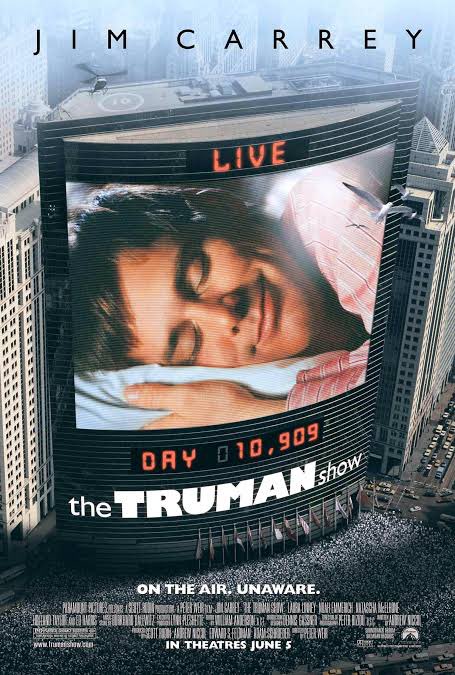 forloverswhomld's tweet image. the truman show ดูใน netflix หนังเก่าที่พล้อตไม่เก่า มีแต่ฉากเจ๋งๆ แบบคิดได้ไง ยิ่งช่วงทรูแมนรู้ตัวแล้วสนุกมาก มีอีกฉากที่ฮีวิ่งเข้าตึกที่รูทีนปกติไม่เคยเข้า ทีมงานเซ็ตฉากไม่ทันพอลิฟต์เปิด ข้างหลังคือนสด.นั่งพักกันอยู่ ไม่รู้คนดูหรือทรูแมนอึ้งกว่ากัน ไปดู ๆๆ 😭