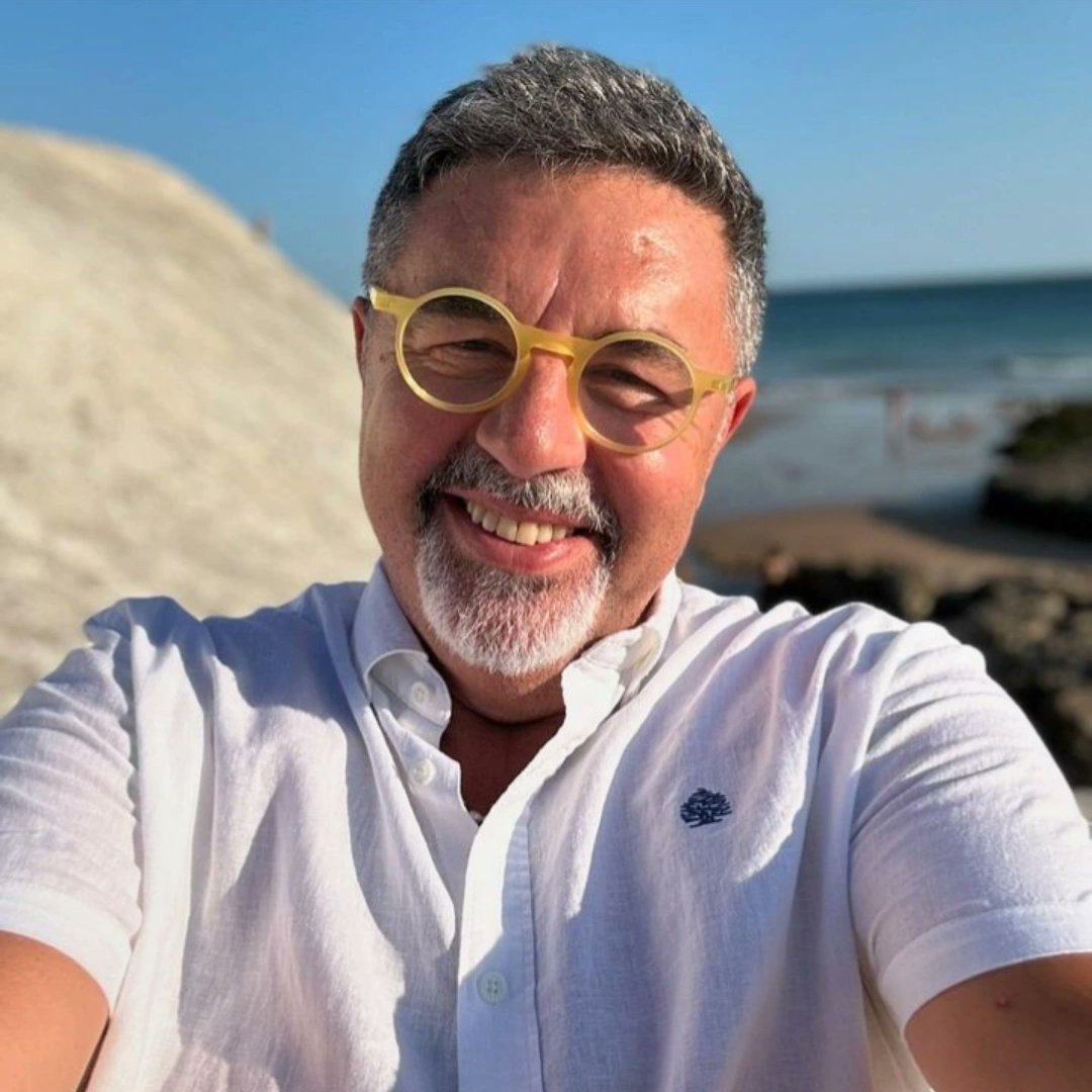 Life's too short to be sad always....so put on a smile 😄