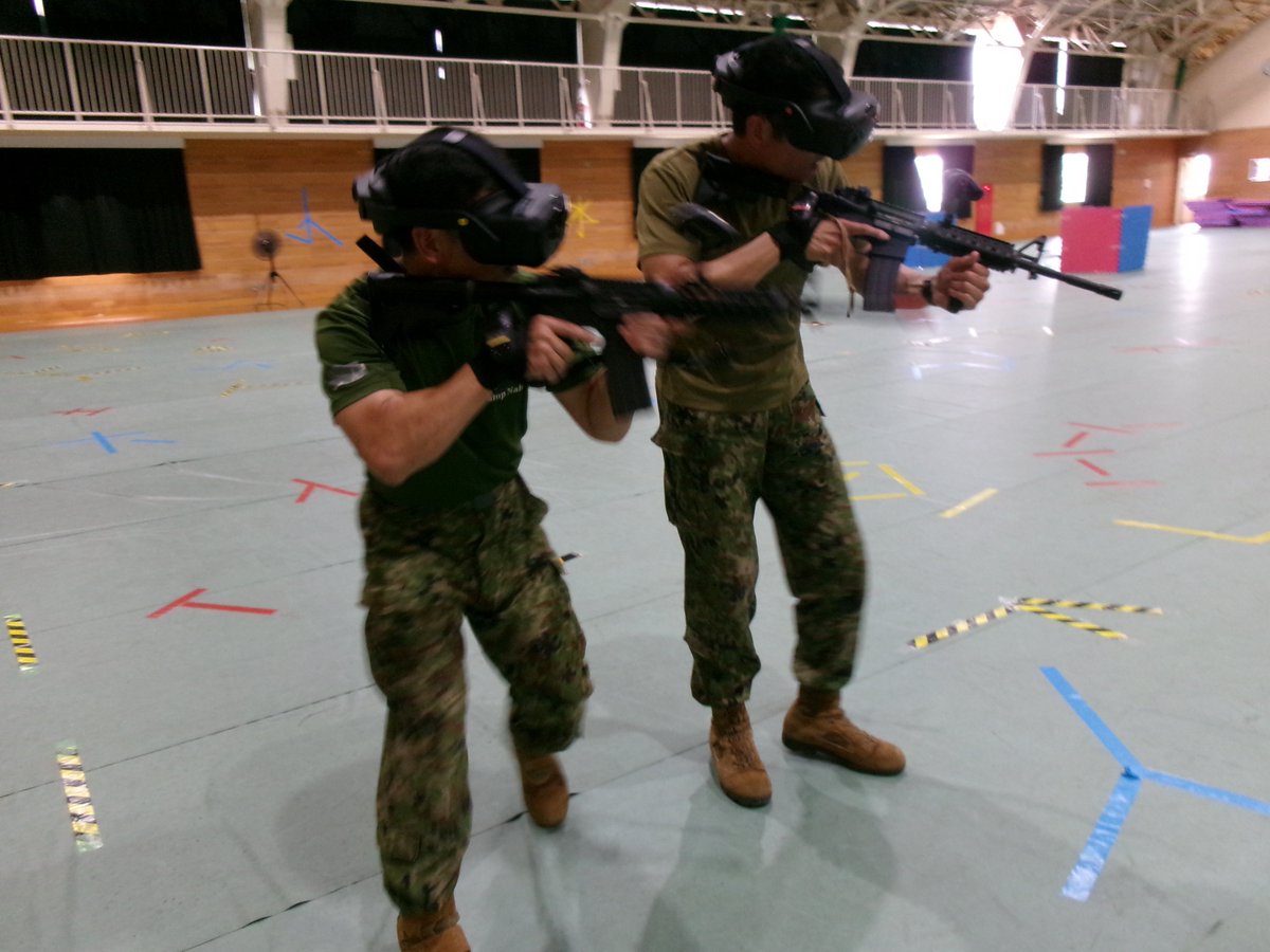 jgsdf_gcc_ardb's tweet image. 【VR射撃シミュレーション体験】
#水陸機動教育隊 は、VR射撃シミュレーション器材の体験を実施しました。屋内で安全かつ各種状況をリアルに再現でき、軽易に組・分隊等の練成訓練を実施できることを確認しました。
#水陸機動団 #VR #射撃 #自衛隊