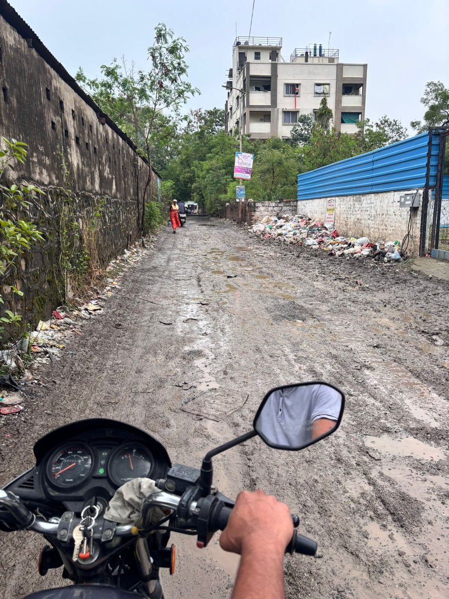 NitimBhor's tweet photo. @PMCPune 
@CMOMaharashtra 
@PMOIndia 
@ThePuneMirror 
@rashtrapatibhvn 
@OfficialPMRDA 
हा रास्ता आहे वाघोली, पुणे येथील गाडे वस्ती काळूबाई मंदीर रस्ता.सरकार आणि प्रशासन आमच्या दृष्टीने एक कलंक आहे. ज्यांना वर्षानुवर्ष रस्ता बनवता येत नसेन तर काय उपयोग???? https://t.co/PGI7i9nJkJ