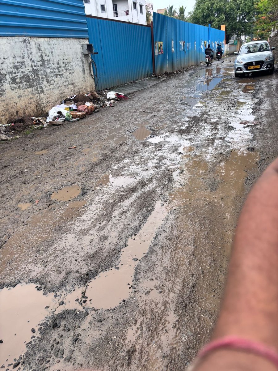 NitimBhor's tweet photo. @PMCPune 
@CMOMaharashtra 
@PMOIndia 
@ThePuneMirror 
@rashtrapatibhvn 
@OfficialPMRDA 
हा रास्ता आहे वाघोली, पुणे येथील गाडे वस्ती काळूबाई मंदीर रस्ता.सरकार आणि प्रशासन आमच्या दृष्टीने एक कलंक आहे. ज्यांना वर्षानुवर्ष रस्ता बनवता येत नसेन तर काय उपयोग???? https://t.co/PGI7i9nJkJ