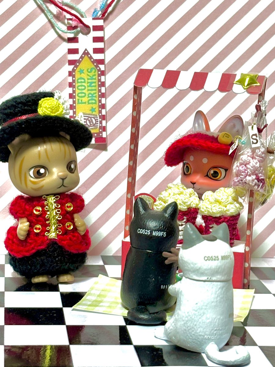 inunu_hakka's tweet image. この作品、お洋服も帽子もポップコーンのバケツも中身も編まれてるんです。袋に入ったポプコンも編み物🧶
この方の作品が好きで、猫服着せたくて猫ちゃんカプドもお迎えしてしまった🐱カワイイネ
#カプセルドール
#miyaroom