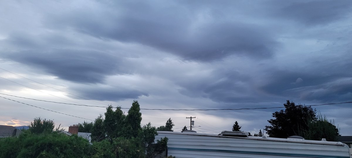 #BCStorm #BCwx #BCStormWatch #ShareYourWeather

Got quite hot here in #Kelowna #BC this afternoon before these neat, lively clouds arrived, thanks to the front &amp; broad upper trough making their way into Southern BC, with a max temperature of 36.2C @ YLW, 36.2C @ UBCO, &amp; 36.6C on