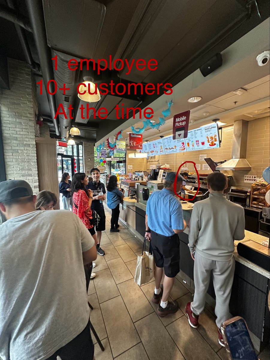 Critique2Create's tweet image. #understaffed at
@TimHortons 

But i nice community 

I only hope employee is not #underpaid  too