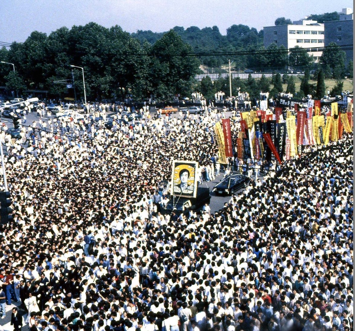 연세대 고(故) 이한열군 장례식
1987년 7월 9일 최루탄 파편으로 사망한 연세대생 고 이한열군의 장례식이 연세대에서 거행되었다. 10만 여 명이 참석한 장례식 후 연세대 교정을 떠난 운구행렬은 신촌로타리에서 시청 앞까지 이어졌다. 시청 앞 광장에는 20만 명의 인파가 몰렸다. 이한열군의 유해는