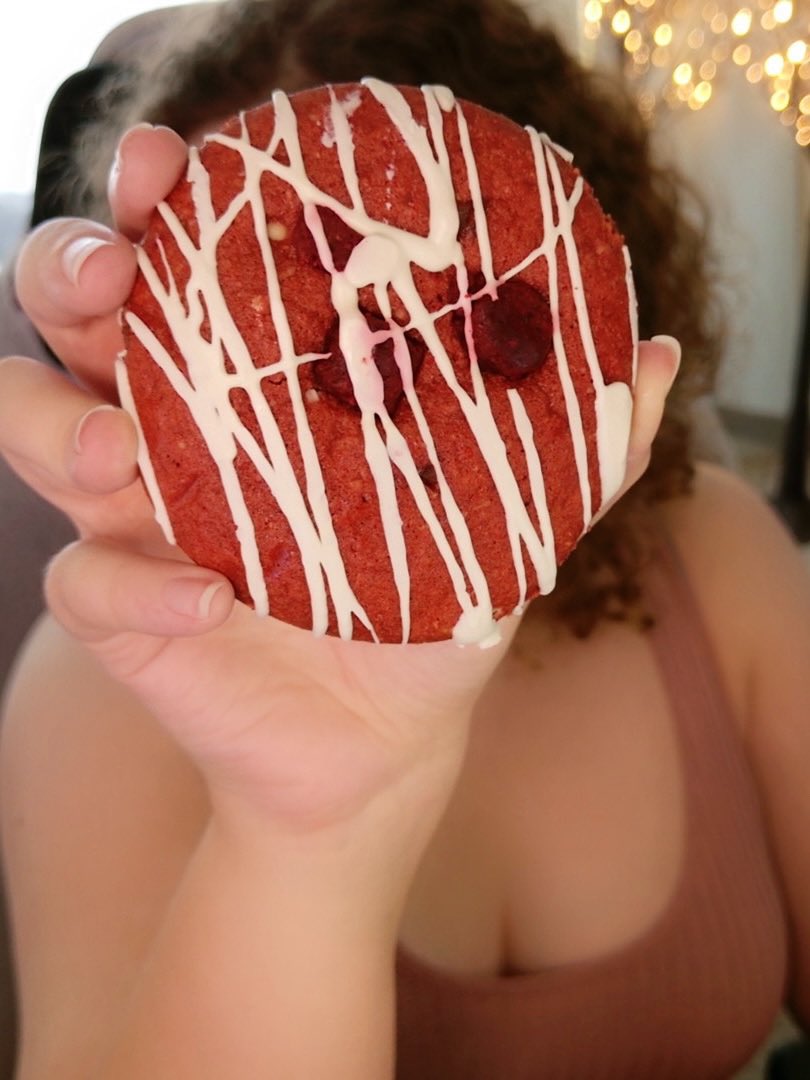 I got to try the <a href="/DrinkCTRL/">CTRL</a> x <a href="/RickRoss/">Yung Rénzél 👑</a> Miami Nights deluxe cookie!

This red velvet apple cinnamon cookie has white chocolate chips and drizzle, red velvet bites, and apple bites!

Perfect for satisfying your sweet tooth and it’s 15g of protein! 💪

Use code “abbyaims” for 10%