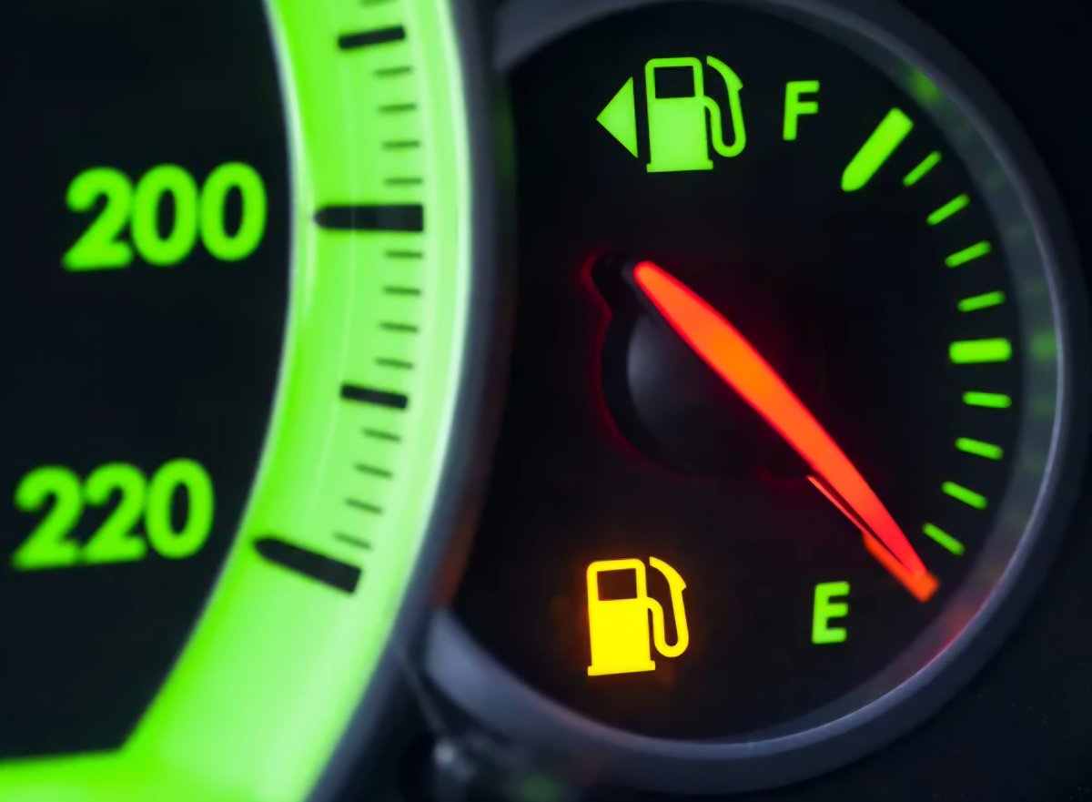 Evitemos andar el marcador de gasolina casi vacío, ésto provoca quemar la bomba.
Al no encontrar combustible la bomba genera succión, vacio, comienza a tocer el carro, tiembla hasta apagarse.
El gasto de la bomba combustible en  motor diesel, siempre es mayor a un motor gasolina.
