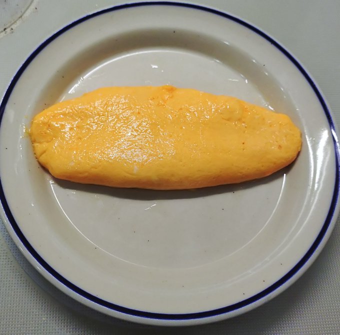 おはようのオムレツその698。
最も神に近い存在。わずかに乱れがあるものの整った形状。中身はベストのトロトロ加減。
オムレツの国が建国以来守り続けてきた牛乳大さじ2杯の原則を打ち破り、あえて大さじ1杯に減らしてみたのだ。崩れにくくなるかもしれない。 